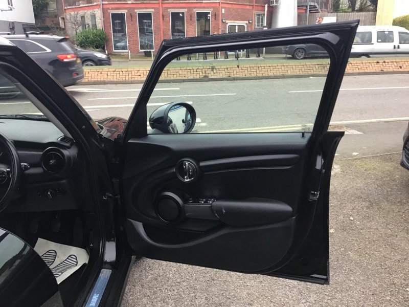 MINI HATCH