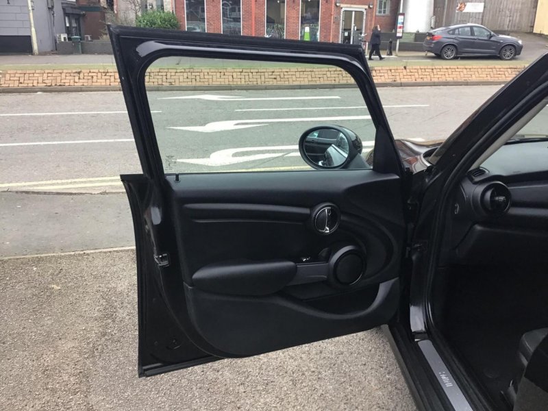 MINI HATCH